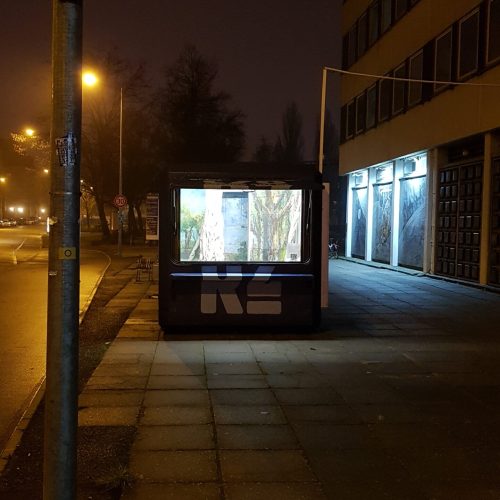 Entfernter Blick Kiosk in Installation Alte Pappen Neue Bäume 2023